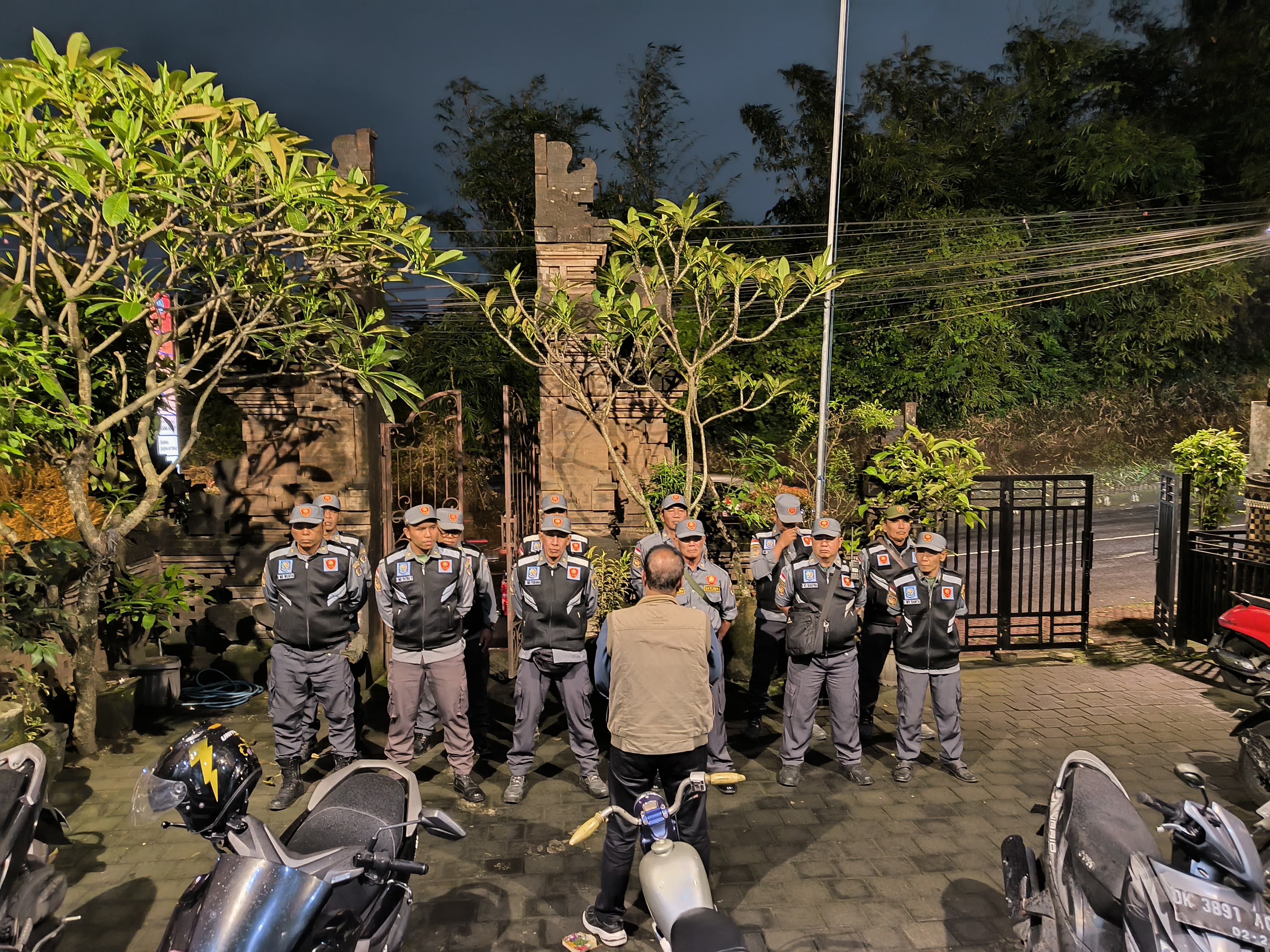 Patroli Rutin Linmas Desa Ubung Kaja Jaga Keamanan Malam Minggu 5 Juli 2025
