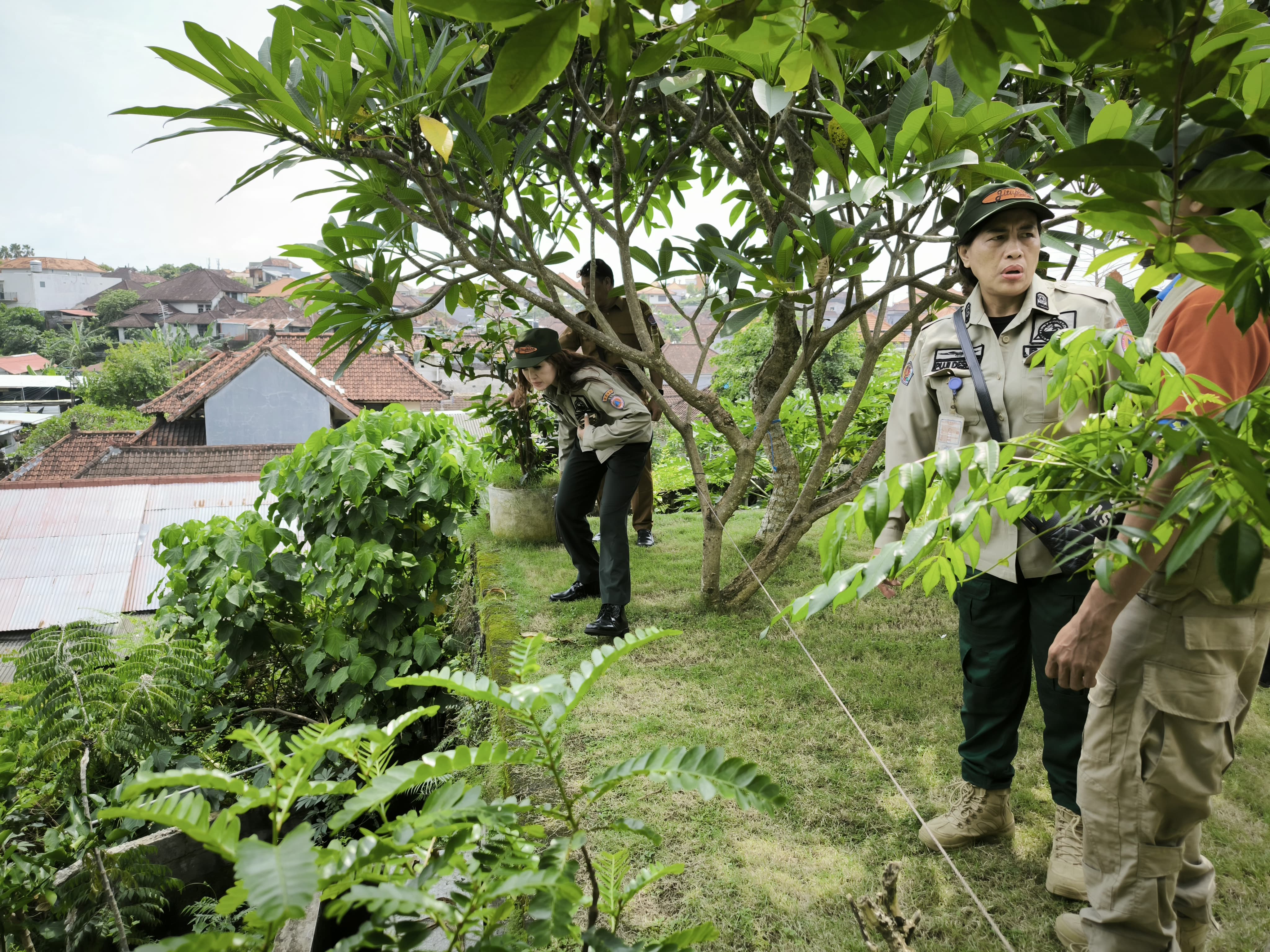 Peninjauan longsor di jalan Zamrud III 