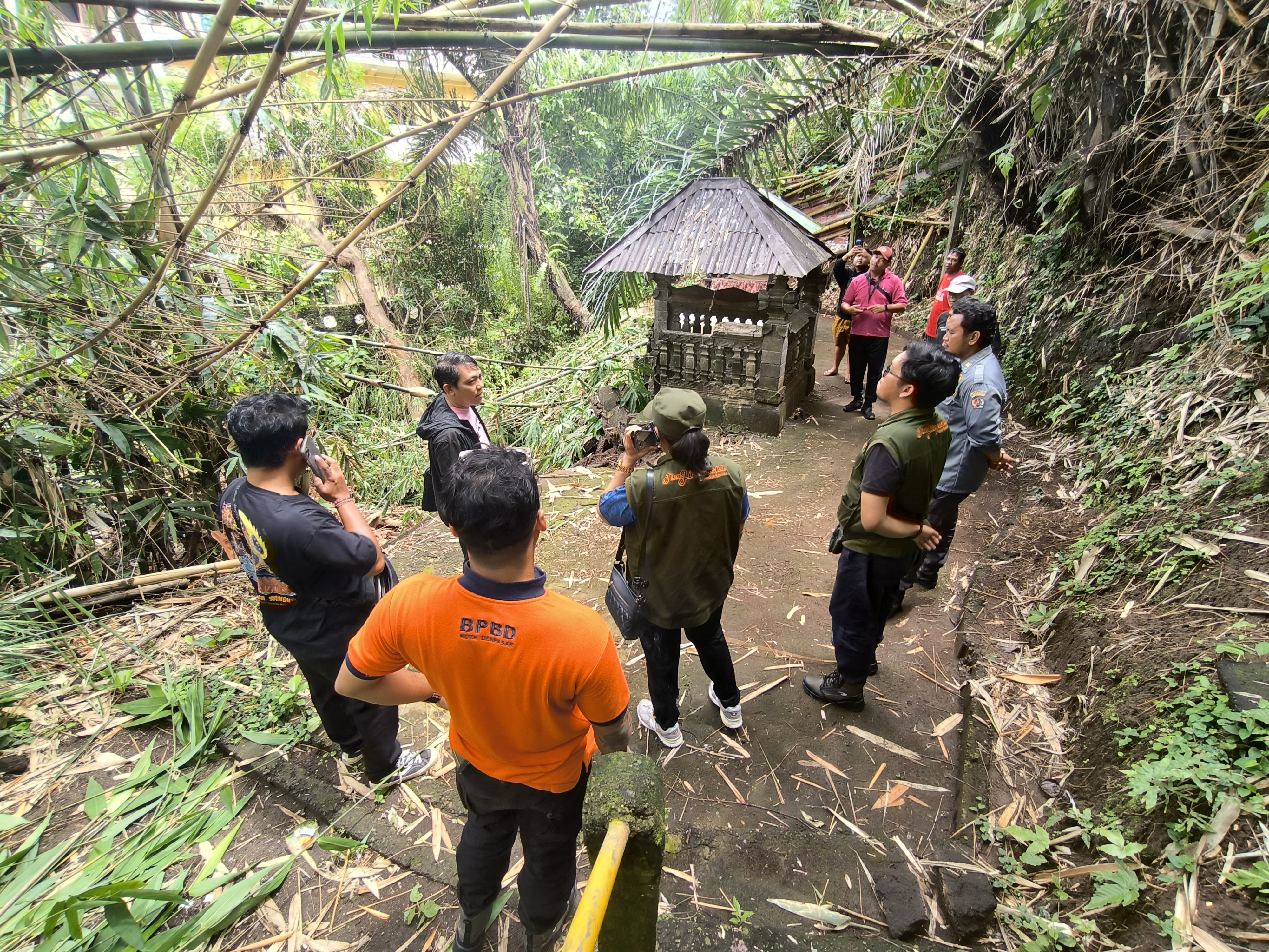 Peninjauan lokasi longsor Pura Dalem Petang Kengetan