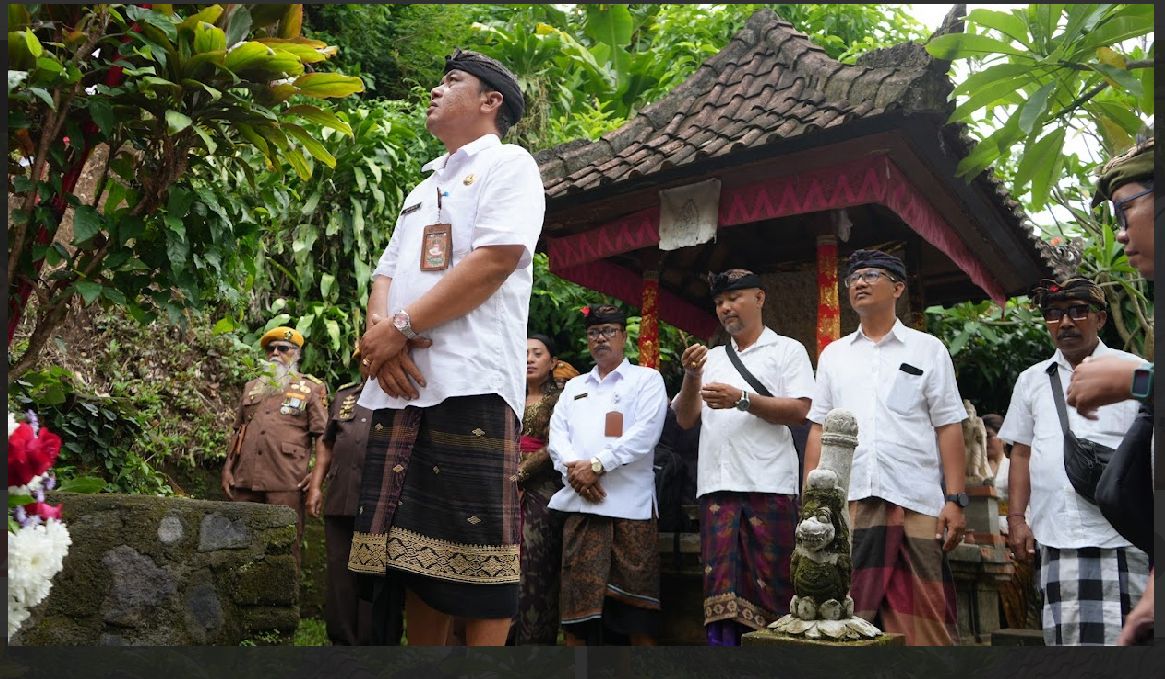 Peringatan Hari Pahlawan, Pemerintah Desa Ubung Kaja Gelar Kegiatan Tabur Bunga di Goa Penyingkiran Binoh Kaja