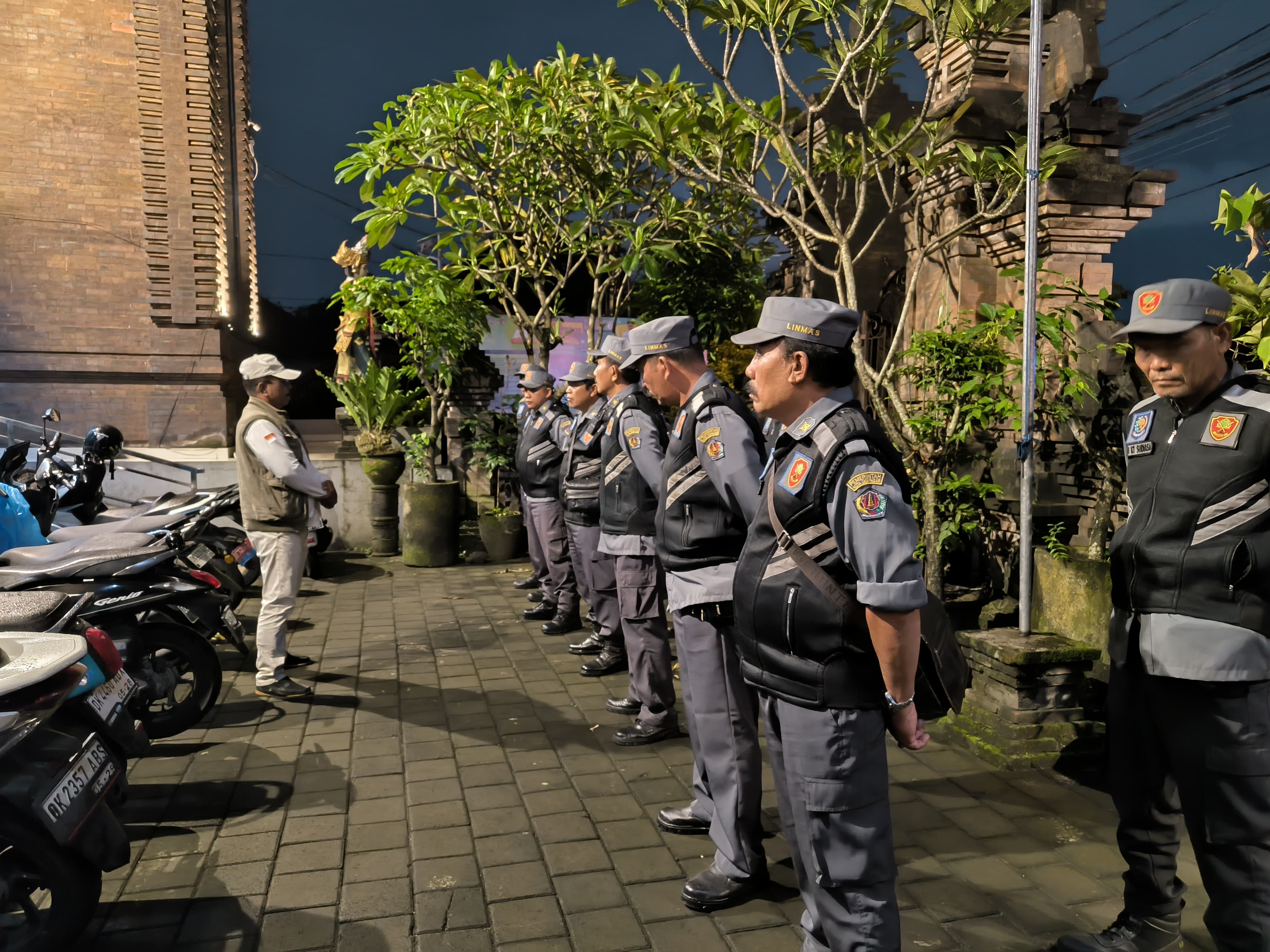 Patroli Rutin Linmas Desa Ubung Kaja Jaga Keamanan Lingkungan