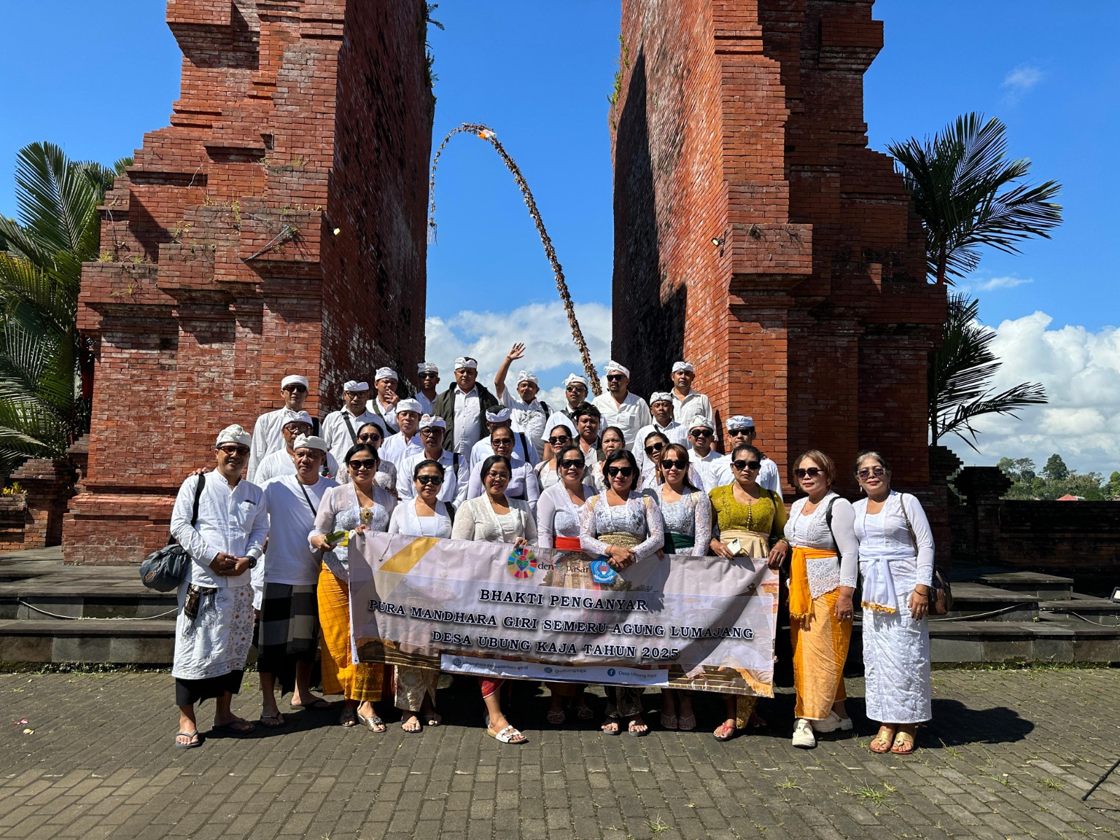 Pemerintah Desa Ubung Kaja Laksanakan Bhakti Penganyar ke Pura Mandhara Giri Semeru Agung Tahun 2025