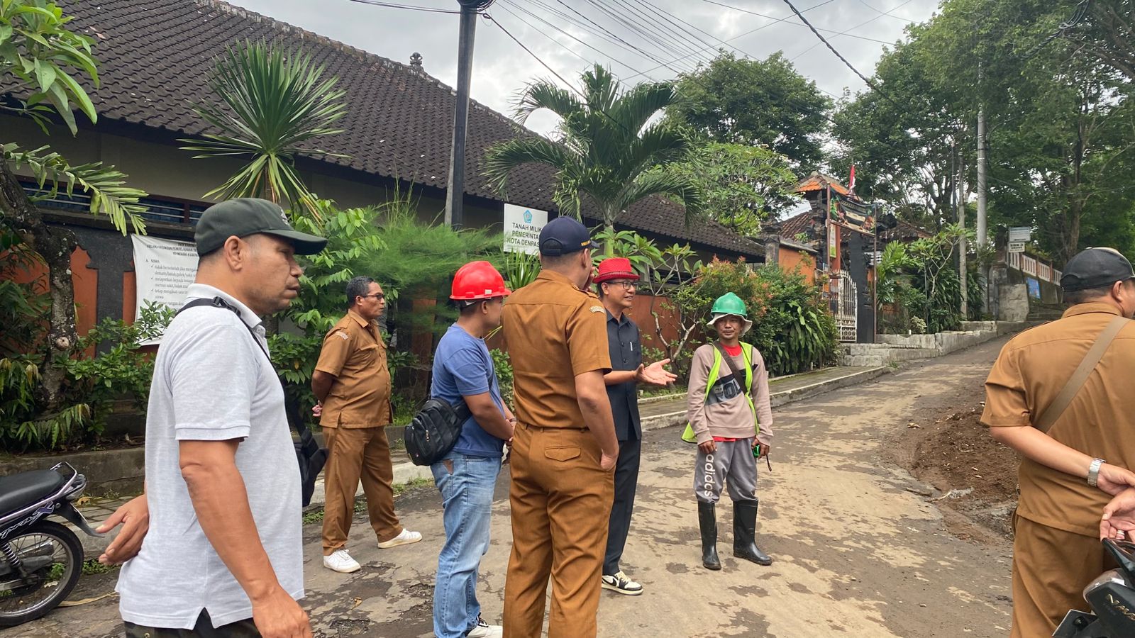 Perbekel, Anggota DPRD Kota Denpasar, dan Pelaksana Kewilayahan Tinjau Proyek Drainase di Jalan Tunggul Ametung III, Desa Ubung Kaja