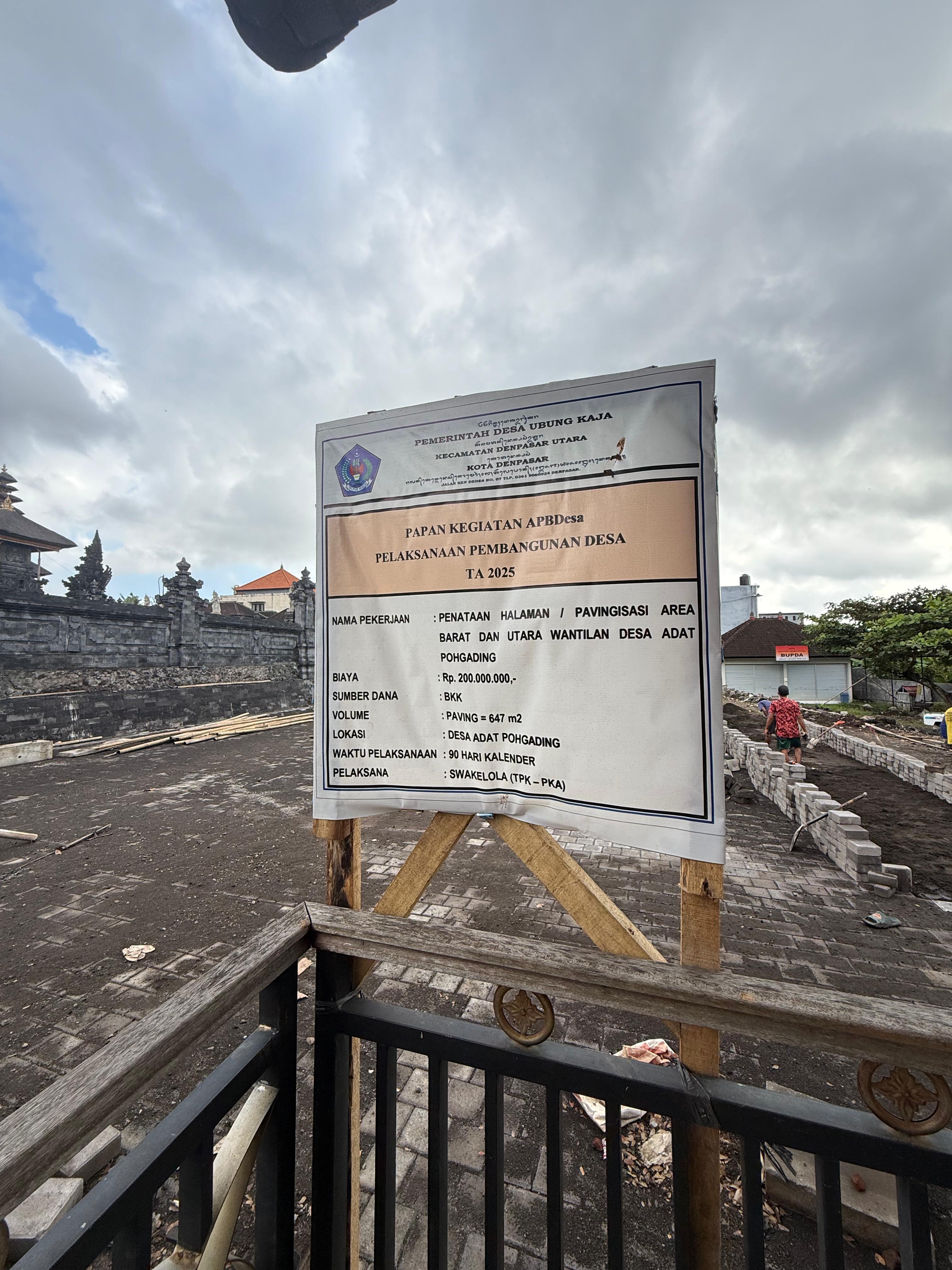 Penataan Halaman Area Barat Dan Utara Wantilan Desa Adat Pohgading Oleh Pemerintah Desa Ubung Kaja	