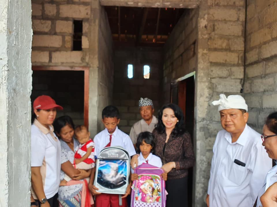 Penyerahan bantuan bedah rumah