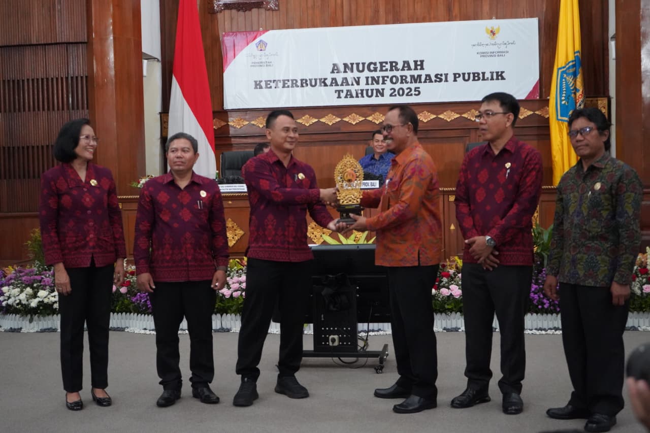 Desa Ubung Kaja Raih Penghargaan Desa Informatif pada Penganugerahan Keterbukaan Informasi Publik 2025
