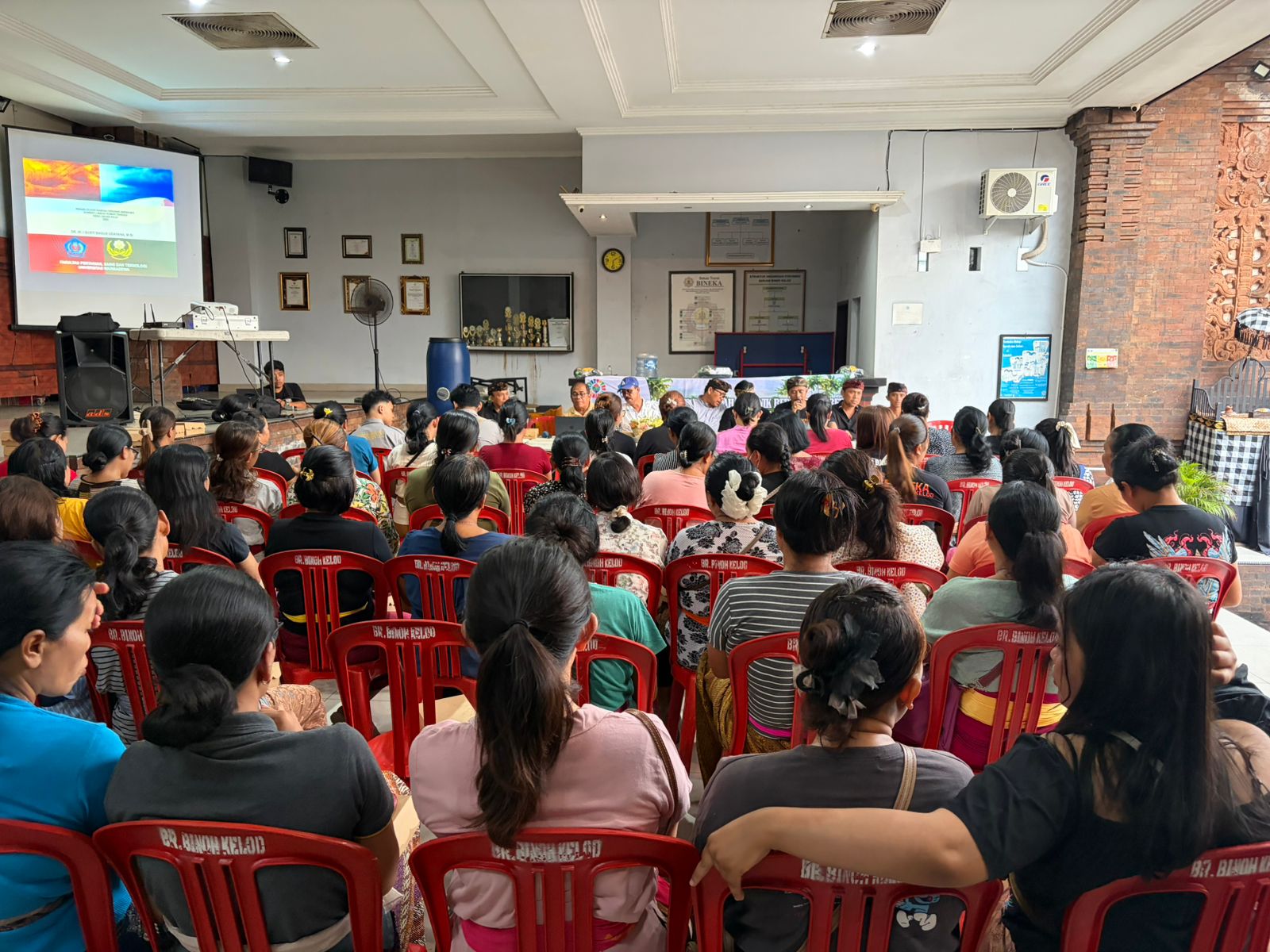 Sosialisasi Pengelolaan Sampah Organik Berbasis Sumber di Balai Banjar Binoh Kelod