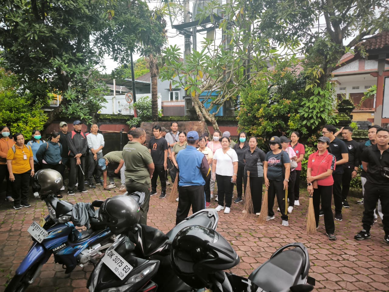 Jumat Bersih dan Aksi Bersih-Bersih Sampah Sambut HUT Kota Denpasar ke-238 di Dusun Dharma Santi