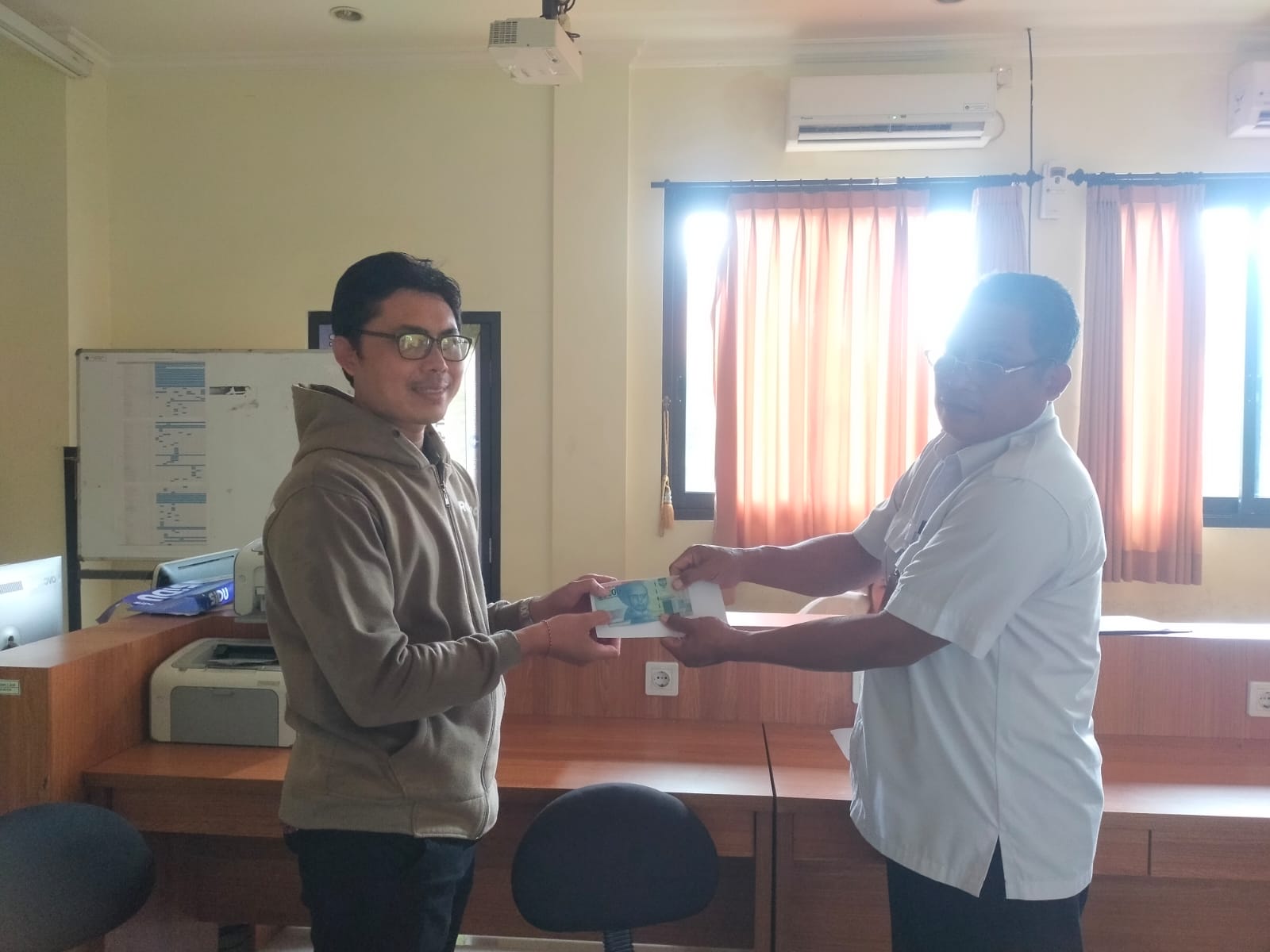 Pemerintah Desa Ubung Kaja Salurkan BLT Dana Desa Bulan Maret 2025
