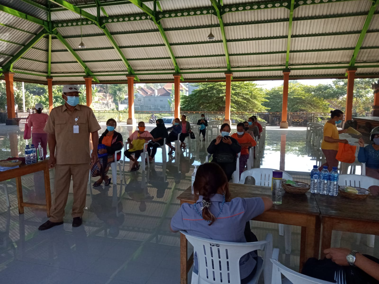 Pencairan Bantuan Sosial Tunai di Wantilan Desa Adat Pohgading Berjalan Lancar